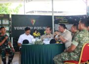 Sumbawa, NTB — Menteri Pertahanan Republik Indonesia (Menhan RI) Sjafrie Sjamsoeddin meninjau progres pembangunan Batalyon Infanteri (Yonif) TP 835/SYB di Desa Kerekeh, Kecamatan Unter Iwes, Kabupaten Sumbawa, Sabtu (18/10/2025). Kunjungan ini menandai langkah penting dalam memastikan kesiapan pangkalan strategis TNI AD di wilayah Nusa Tenggara Barat (NTB) sekaligus memperkuat perhatian terhadap kesejahteraan prajurit. Dalam arahannya, Sjafrie menekankan pentingnya kualitas pembangunan sarana dan prasarana militer agar mampu mendukung tugas pertahanan negara di kawasan timur Indonesia. Ia juga menegaskan agar seluruh fasilitas yang dibangun benar-benar memenuhi standar kelayakan dan keberlanjutan. “Pastikan seluruh fasilitas dibangun berkualitas, terpelihara baik, dan perhatikan kesejahteraan prajurit, termasuk dapur serta menu harian,” tegas Menhan RI Sjafrie Sjamsoeddin di sela kunjungan. Menhan turut menyoroti pemanfaatan lahan pertanian milik TNI sebagai bagian dari program ketahanan pangan nasional. Ia berharap hasil pertanian di lingkungan satuan TNI dapat menjadi model kerja sama produktif antara prajurit dan masyarakat sekitar. Kunjungan tersebut turut didampingi Panglima TNI Jenderal TNI Agus Subianto, yang menambahkan pentingnya pemberdayaan ekonomi melalui sistem koperasi. Menurutnya, hasil pertanian prajurit dan warga dapat dipasarkan melalui Koperasi Merah Putih guna memperkuat kemandirian ekonomi lokal. “Fasilitas kesehatan juga agar dimanfaatkan masyarakat sebagai wujud kemanunggalan TNI dan rakyat,” ujar Panglima TNI. Selain itu, Menteri Kesehatan RI yang turut hadir menyoroti kontribusi nyata TNI dalam menjaga ketahanan kesehatan nasional, terutama di daerah terpencil. Menurutnya, kehadiran fasilitas medis di kompleks militer harus bisa dimanfaatkan oleh masyarakat sekitar sebagai layanan dasar yang mudah dijangkau. Gubernur NTB Dr. H. Lalu Muhammad Iqbal, S.I.P., M.Si., yang ikut mendampingi rombongan, menilai kolaborasi lintas sektor antara TNI, pemerintah daerah, dan masyarakat menjadi kunci keberhasilan pembangunan daerah. Ia juga menyoroti peran TNI dalam mendukung penghijauan serta pengendalian sedimentasi irigasi yang berpengaruh pada produktivitas lahan pertanian. “TNI di NTB bukan hanya menjaga pertahanan, tetapi juga menjadi bagian penting dalam menjaga lingkungan dan ketahanan pangan,” ujar Gubernur Iqbal. Komandan Korem 162/Wira Bhakti Brigjen TNI Moch. Sjasul Arief, S.Sos., menilai kunjungan Menhan RI sebagai bentuk nyata perhatian pemerintah pusat terhadap pembangunan kekuatan pertahanan di NTB. Ia menyebut sinergi antara TNI, pemerintah daerah, dan masyarakat menjadi fondasi kuat bagi stabilitas wilayah sekaligus peningkatan kesejahteraan prajurit. Rombongan tiba di Markas Yonif TP 835/SYB sekitar pukul 10.00 WITA dan disambut langsung oleh Danyonif Letkol Inf Muhammad Arifianto, S.I.P., yang memaparkan progres pembangunan fasilitas, mulai dari barak prajurit, area latihan, hingga sarana logistik satuan. Kegiatan kunjungan diakhiri dengan penandatanganan pesan dan kesan oleh Menhan RI, Panglima TNI, dan Menkes RI sebagai bentuk dukungan moral bagi seluruh prajurit Yonif TP 835/SYB. Dengan peninjauan ini, pemerintah menegaskan komitmen memperkuat pertahanan di wilayah NTB, tidak hanya dari sisi infrastruktur, tetapi juga dari kesejahteraan, ketahanan pangan, hingga sinergi kemanunggalan TNI dan rakyat.
