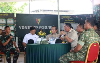 Sumbawa, NTB — Menteri Pertahanan Republik Indonesia (Menhan RI) Sjafrie Sjamsoeddin meninjau progres pembangunan Batalyon Infanteri (Yonif) TP 835/SYB di Desa Kerekeh, Kecamatan Unter Iwes, Kabupaten Sumbawa, Sabtu (18/10/2025). Kunjungan ini menandai langkah penting dalam memastikan kesiapan pangkalan strategis TNI AD di wilayah Nusa Tenggara Barat (NTB) sekaligus memperkuat perhatian terhadap kesejahteraan prajurit. Dalam arahannya, Sjafrie menekankan pentingnya kualitas pembangunan sarana dan prasarana militer agar mampu mendukung tugas pertahanan negara di kawasan timur Indonesia. Ia juga menegaskan agar seluruh fasilitas yang dibangun benar-benar memenuhi standar kelayakan dan keberlanjutan. “Pastikan seluruh fasilitas dibangun berkualitas, terpelihara baik, dan perhatikan kesejahteraan prajurit, termasuk dapur serta menu harian,” tegas Menhan RI Sjafrie Sjamsoeddin di sela kunjungan. Menhan turut menyoroti pemanfaatan lahan pertanian milik TNI sebagai bagian dari program ketahanan pangan nasional. Ia berharap hasil pertanian di lingkungan satuan TNI dapat menjadi model kerja sama produktif antara prajurit dan masyarakat sekitar. Kunjungan tersebut turut didampingi Panglima TNI Jenderal TNI Agus Subianto, yang menambahkan pentingnya pemberdayaan ekonomi melalui sistem koperasi. Menurutnya, hasil pertanian prajurit dan warga dapat dipasarkan melalui Koperasi Merah Putih guna memperkuat kemandirian ekonomi lokal. “Fasilitas kesehatan juga agar dimanfaatkan masyarakat sebagai wujud kemanunggalan TNI dan rakyat,” ujar Panglima TNI. Selain itu, Menteri Kesehatan RI yang turut hadir menyoroti kontribusi nyata TNI dalam menjaga ketahanan kesehatan nasional, terutama di daerah terpencil. Menurutnya, kehadiran fasilitas medis di kompleks militer harus bisa dimanfaatkan oleh masyarakat sekitar sebagai layanan dasar yang mudah dijangkau. Gubernur NTB Dr. H. Lalu Muhammad Iqbal, S.I.P., M.Si., yang ikut mendampingi rombongan, menilai kolaborasi lintas sektor antara TNI, pemerintah daerah, dan masyarakat menjadi kunci keberhasilan pembangunan daerah. Ia juga menyoroti peran TNI dalam mendukung penghijauan serta pengendalian sedimentasi irigasi yang berpengaruh pada produktivitas lahan pertanian. “TNI di NTB bukan hanya menjaga pertahanan, tetapi juga menjadi bagian penting dalam menjaga lingkungan dan ketahanan pangan,” ujar Gubernur Iqbal. Komandan Korem 162/Wira Bhakti Brigjen TNI Moch. Sjasul Arief, S.Sos., menilai kunjungan Menhan RI sebagai bentuk nyata perhatian pemerintah pusat terhadap pembangunan kekuatan pertahanan di NTB. Ia menyebut sinergi antara TNI, pemerintah daerah, dan masyarakat menjadi fondasi kuat bagi stabilitas wilayah sekaligus peningkatan kesejahteraan prajurit. Rombongan tiba di Markas Yonif TP 835/SYB sekitar pukul 10.00 WITA dan disambut langsung oleh Danyonif Letkol Inf Muhammad Arifianto, S.I.P., yang memaparkan progres pembangunan fasilitas, mulai dari barak prajurit, area latihan, hingga sarana logistik satuan. Kegiatan kunjungan diakhiri dengan penandatanganan pesan dan kesan oleh Menhan RI, Panglima TNI, dan Menkes RI sebagai bentuk dukungan moral bagi seluruh prajurit Yonif TP 835/SYB. Dengan peninjauan ini, pemerintah menegaskan komitmen memperkuat pertahanan di wilayah NTB, tidak hanya dari sisi infrastruktur, tetapi juga dari kesejahteraan, ketahanan pangan, hingga sinergi kemanunggalan TNI dan rakyat.