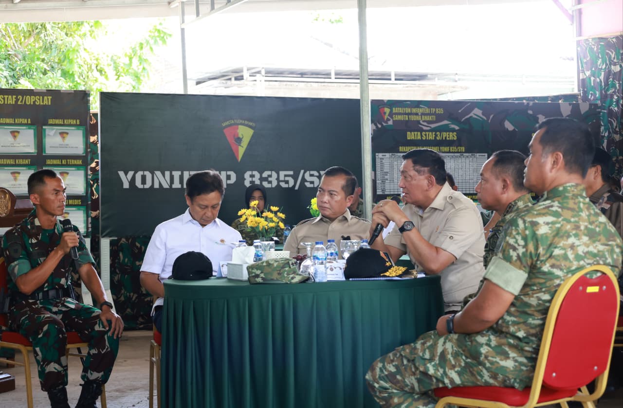 Sumbawa, NTB — Menteri Pertahanan Republik Indonesia (Menhan RI) Sjafrie Sjamsoeddin meninjau progres pembangunan Batalyon Infanteri (Yonif) TP 835/SYB di Desa Kerekeh, Kecamatan Unter Iwes, Kabupaten Sumbawa, Sabtu (18/10/2025). Kunjungan ini menandai langkah penting dalam memastikan kesiapan pangkalan strategis TNI AD di wilayah Nusa Tenggara Barat (NTB) sekaligus memperkuat perhatian terhadap kesejahteraan prajurit. Dalam arahannya, Sjafrie menekankan pentingnya kualitas pembangunan sarana dan prasarana militer agar mampu mendukung tugas pertahanan negara di kawasan timur Indonesia. Ia juga menegaskan agar seluruh fasilitas yang dibangun benar-benar memenuhi standar kelayakan dan keberlanjutan. “Pastikan seluruh fasilitas dibangun berkualitas, terpelihara baik, dan perhatikan kesejahteraan prajurit, termasuk dapur serta menu harian,” tegas Menhan RI Sjafrie Sjamsoeddin di sela kunjungan. Menhan turut menyoroti pemanfaatan lahan pertanian milik TNI sebagai bagian dari program ketahanan pangan nasional. Ia berharap hasil pertanian di lingkungan satuan TNI dapat menjadi model kerja sama produktif antara prajurit dan masyarakat sekitar. Kunjungan tersebut turut didampingi Panglima TNI Jenderal TNI Agus Subianto, yang menambahkan pentingnya pemberdayaan ekonomi melalui sistem koperasi. Menurutnya, hasil pertanian prajurit dan warga dapat dipasarkan melalui Koperasi Merah Putih guna memperkuat kemandirian ekonomi lokal. “Fasilitas kesehatan juga agar dimanfaatkan masyarakat sebagai wujud kemanunggalan TNI dan rakyat,” ujar Panglima TNI. Selain itu, Menteri Kesehatan RI yang turut hadir menyoroti kontribusi nyata TNI dalam menjaga ketahanan kesehatan nasional, terutama di daerah terpencil. Menurutnya, kehadiran fasilitas medis di kompleks militer harus bisa dimanfaatkan oleh masyarakat sekitar sebagai layanan dasar yang mudah dijangkau. Gubernur NTB Dr. H. Lalu Muhammad Iqbal, S.I.P., M.Si., yang ikut mendampingi rombongan, menilai kolaborasi lintas sektor antara TNI, pemerintah daerah, dan masyarakat menjadi kunci keberhasilan pembangunan daerah. Ia juga menyoroti peran TNI dalam mendukung penghijauan serta pengendalian sedimentasi irigasi yang berpengaruh pada produktivitas lahan pertanian. “TNI di NTB bukan hanya menjaga pertahanan, tetapi juga menjadi bagian penting dalam menjaga lingkungan dan ketahanan pangan,” ujar Gubernur Iqbal. Komandan Korem 162/Wira Bhakti Brigjen TNI Moch. Sjasul Arief, S.Sos., menilai kunjungan Menhan RI sebagai bentuk nyata perhatian pemerintah pusat terhadap pembangunan kekuatan pertahanan di NTB. Ia menyebut sinergi antara TNI, pemerintah daerah, dan masyarakat menjadi fondasi kuat bagi stabilitas wilayah sekaligus peningkatan kesejahteraan prajurit. Rombongan tiba di Markas Yonif TP 835/SYB sekitar pukul 10.00 WITA dan disambut langsung oleh Danyonif Letkol Inf Muhammad Arifianto, S.I.P., yang memaparkan progres pembangunan fasilitas, mulai dari barak prajurit, area latihan, hingga sarana logistik satuan. Kegiatan kunjungan diakhiri dengan penandatanganan pesan dan kesan oleh Menhan RI, Panglima TNI, dan Menkes RI sebagai bentuk dukungan moral bagi seluruh prajurit Yonif TP 835/SYB. Dengan peninjauan ini, pemerintah menegaskan komitmen memperkuat pertahanan di wilayah NTB, tidak hanya dari sisi infrastruktur, tetapi juga dari kesejahteraan, ketahanan pangan, hingga sinergi kemanunggalan TNI dan rakyat.