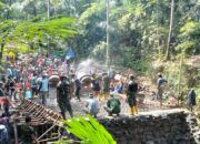 Ratusan Warga Dua Desa di Lingsar Gotong Royong Cor Jalan dan Jembatan