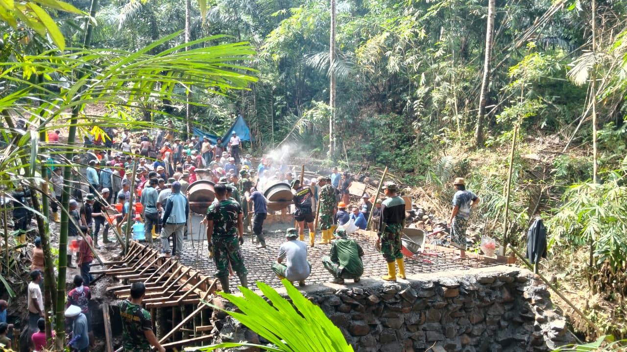 Ratusan Warga Dua Desa di Lingsar Gotong Royong Cor Jalan dan Jembatan