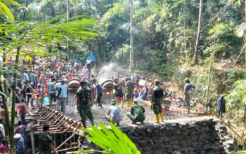 Dua Kades Kompak Turun Tangan, TMMD Kodim 1606 Bangun Jembatan di Lingsar