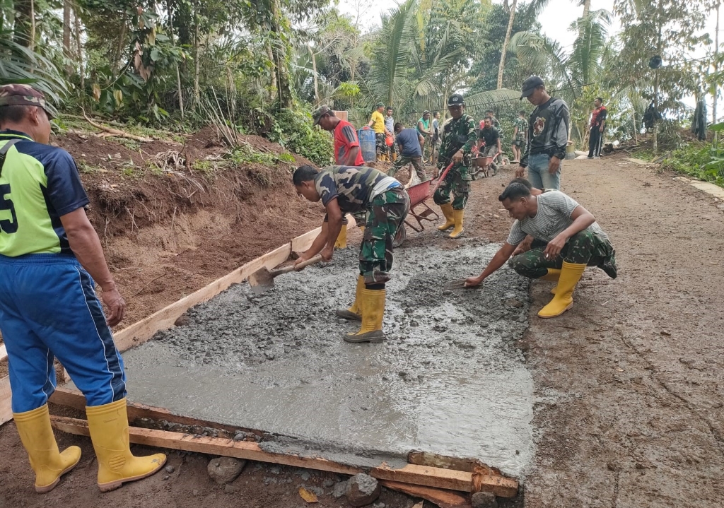 TMMD ke-126 Kodim 1606 Mataram Genjot Pembangunan Rabat Jalan 750 Meter di Lingsar