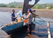 Polisi Penolong: Ditpolairud Polda NTB Bagi Bansos untuk Nelayan Pesisir, Bukti Polri Hadir untuk Rakyat