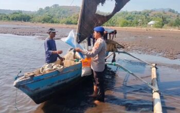 Polisi Penolong: Ditpolairud Polda NTB Bagi Bansos untuk Nelayan Pesisir, Bukti Polri Hadir untuk Rakyat