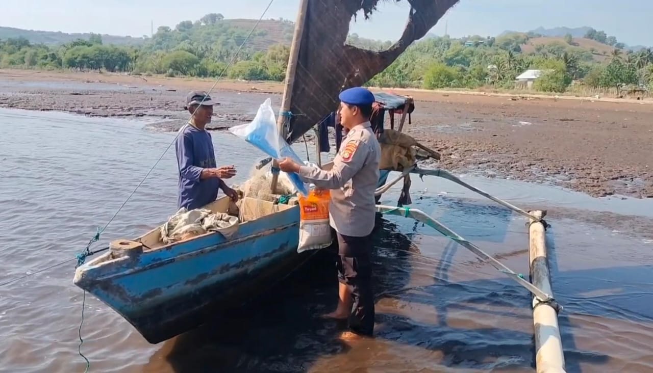 Polisi Penolong: Ditpolairud Polda NTB Bagi Bansos untuk Nelayan Pesisir, Bukti Polri Hadir untuk Rakyat