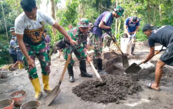 Meski Diguyur Hujan, TMMD Lingsar Tetap Tancap Gas Bangun Jalan dan Talut