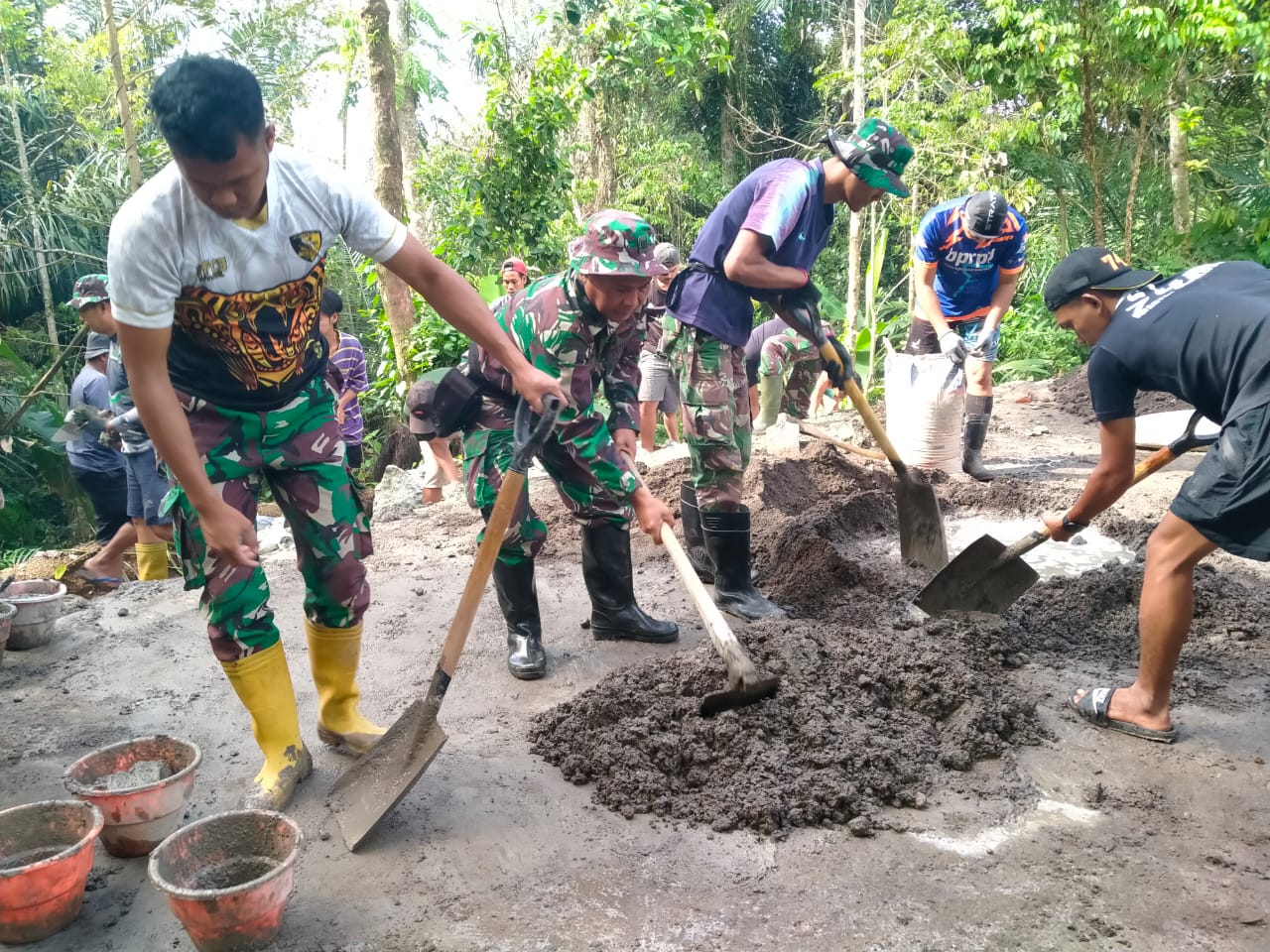 Meski Diguyur Hujan, TMMD Lingsar Tetap Tancap Gas Bangun Jalan dan Talut