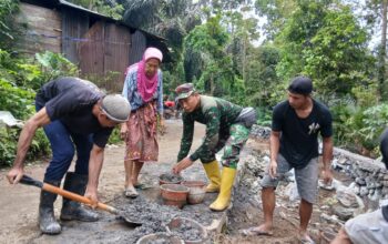 Inak Nur, Perempuan 65 Tahun yang Ikut Bantu TNI Bangun Jalan TMMD di Lombok Barat