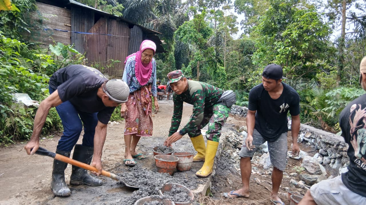 Inak Nur, Perempuan 65 Tahun yang Ikut Bantu TNI Bangun Jalan TMMD di Lombok Barat