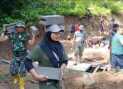 TMMD ke-126 Kodim 1606 Mataram dan Mahasiswa Unram Gotong Royong Bangun Jalan Desa di Lingsar