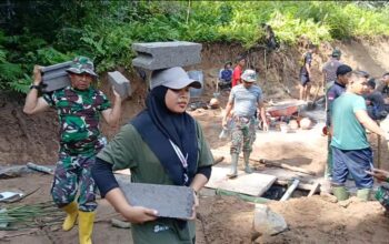 TMMD ke-126 Kodim 1606 Mataram dan Mahasiswa Unram Gotong Royong Bangun Jalan Desa di Lingsar