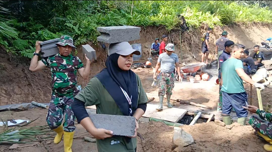 TMMD ke-126 Kodim 1606 Mataram dan Mahasiswa Unram Gotong Royong Bangun Jalan Desa di Lingsar