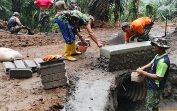Hujan Deras Tak Halangi Semangat TNI dan Warga Giri Madia Lembur Bangun Jalan Beton TMMD ke-126