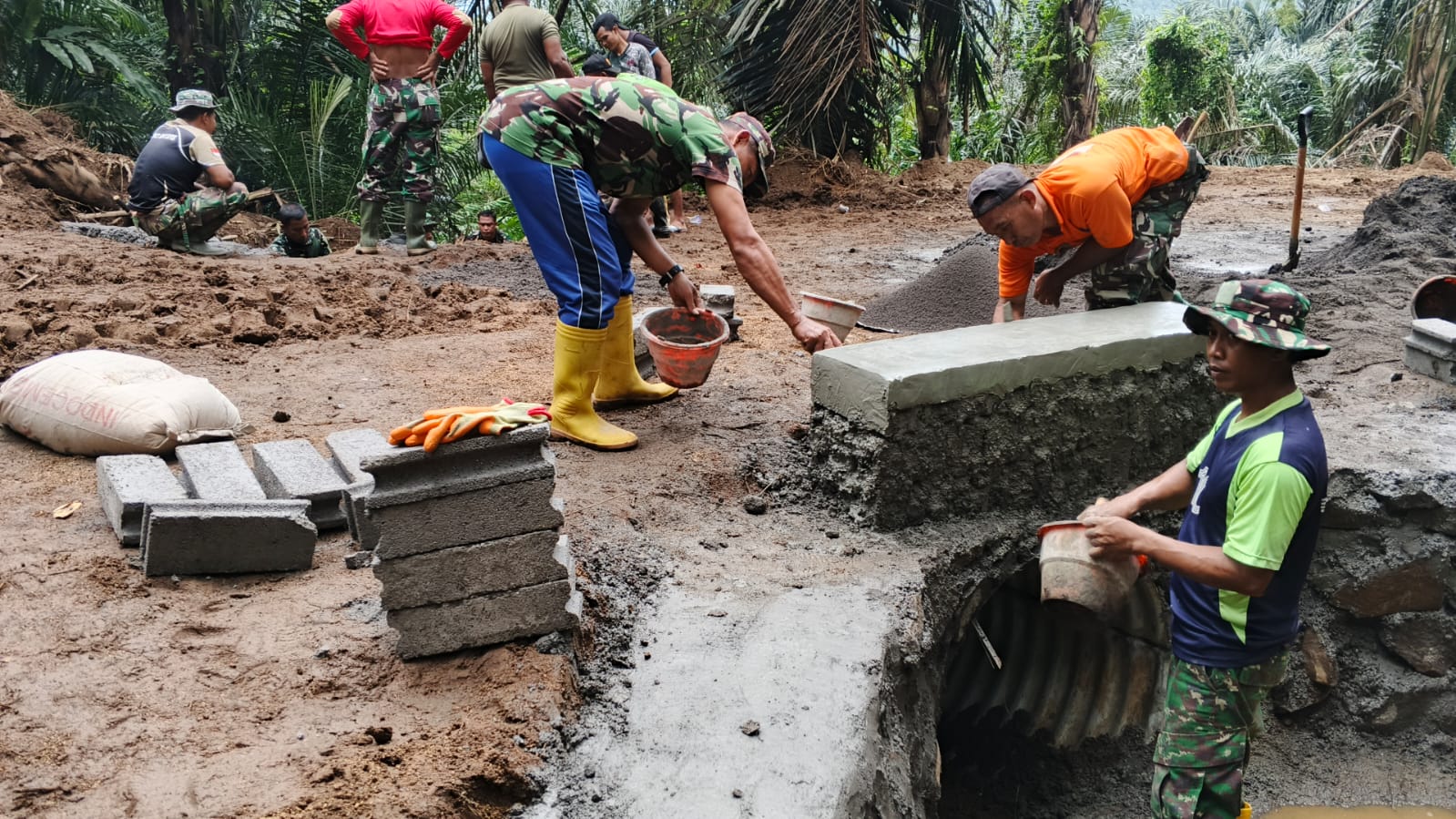 Hujan Deras Tak Halangi Semangat TNI dan Warga Giri Madia Lembur Bangun Jalan Beton TMMD ke-126