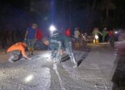 Hujan Deras Tak Hentikan Semangat TNI dan Warga Bangun Jalan Desa