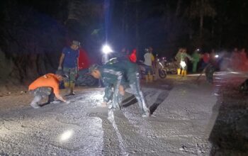 Hujan Deras Tak Hentikan Semangat TNI dan Warga Bangun Jalan Desa