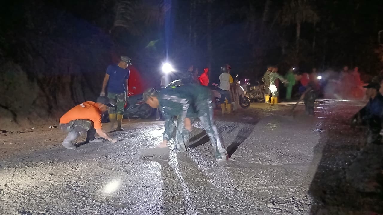 Hujan Deras Tak Hentikan Semangat TNI dan Warga Bangun Jalan Desa