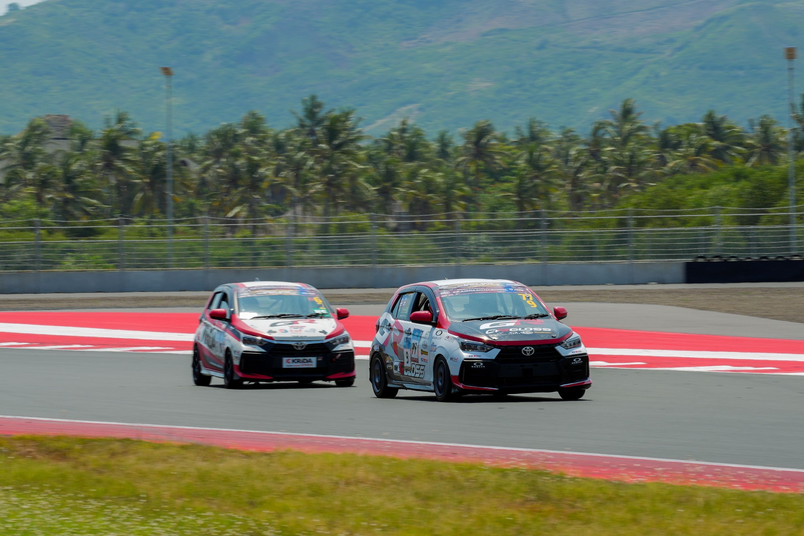 Duel Sengit di Mandalika: Romy Tahrizi Kalahkan Doni Damara Hanya 0,4 Detik