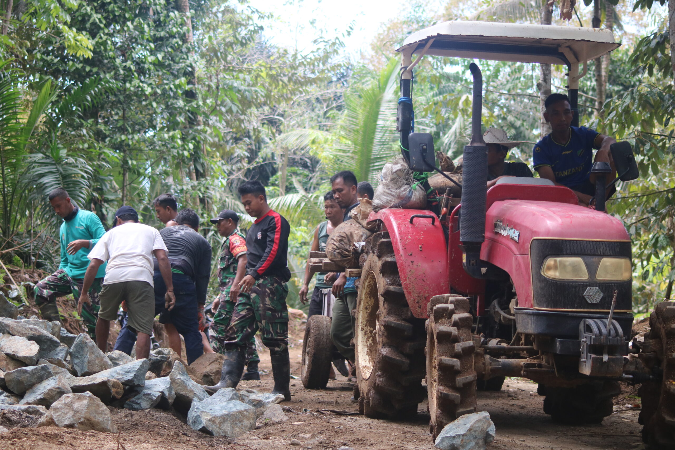 Kreatif! Warga dan TNI TMMD  Modifikasi Traktor Jadi Alat Angkut Material