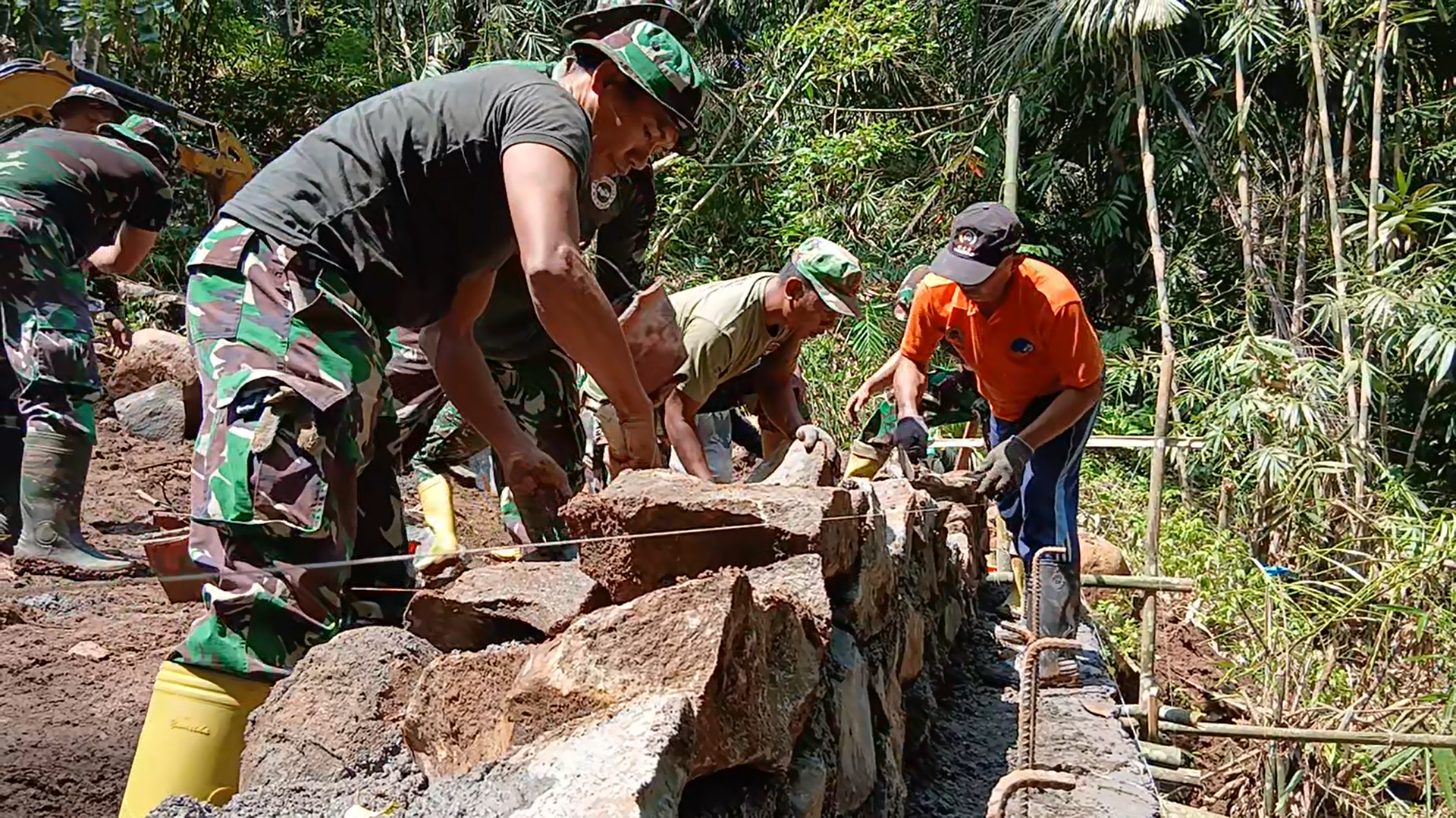 Babinsa Giri Madia Apresiasi Pembukaan Jalan Baru Penghubung Dua Desa di Lombok Barat
