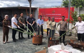Kejari Mataram Musnahkan Barang Bukti 108 Perkara, Termasuk Narkotika hingga Rokok Ilegal