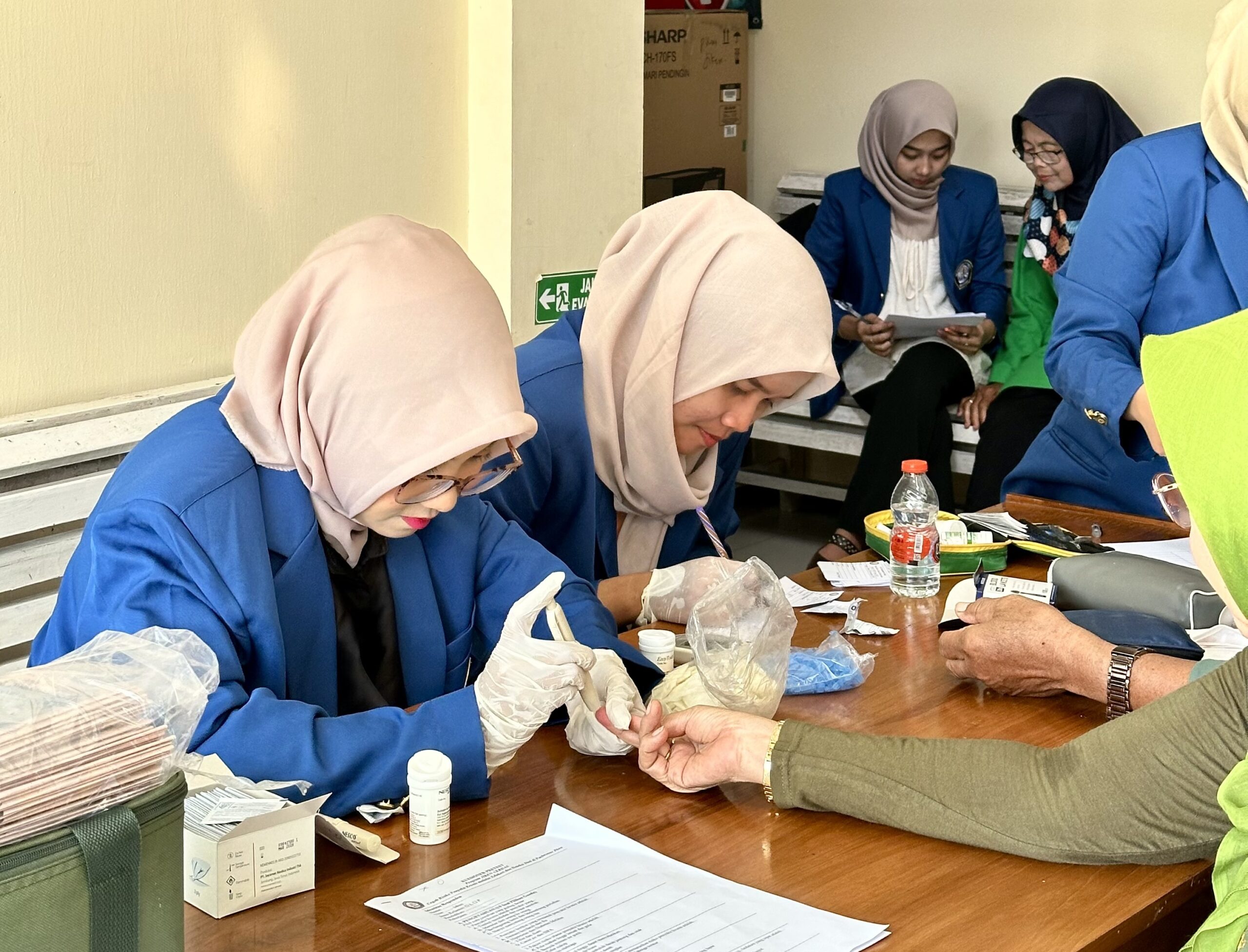 FKM Undip Gelar “Jiken Cerdas” di Blora, Warga Antusias Periksa Kesehatan Gratis