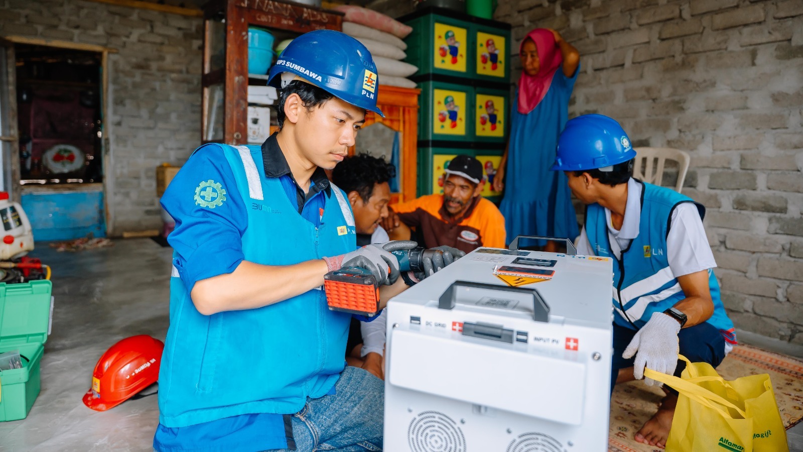 SUPERSUN Resmi Nyala, Dua Pulau di Sumbawa Akhirnya Nikmati Listrik