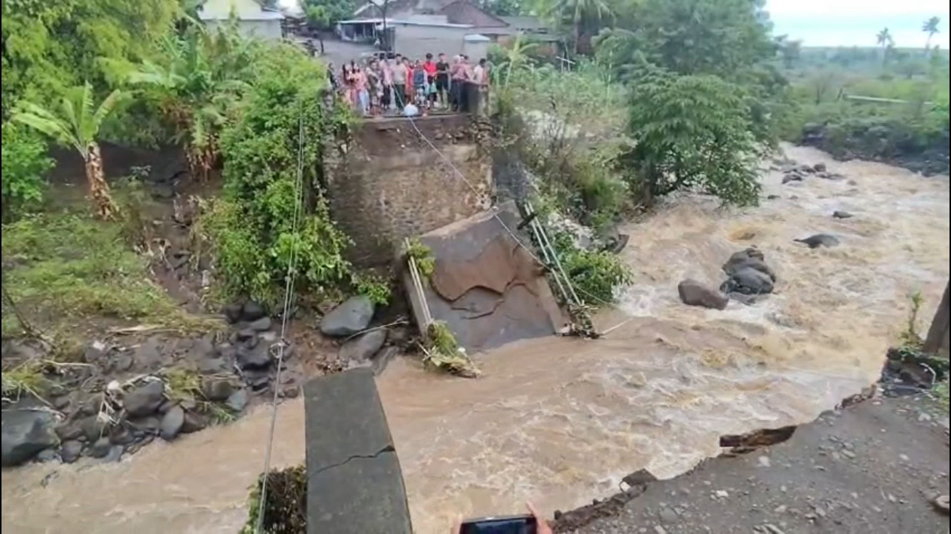 Jembatan Penghubung Dua Desa di Suela Putus Diterjang Banjir, Akses Warga Lumpuh Total