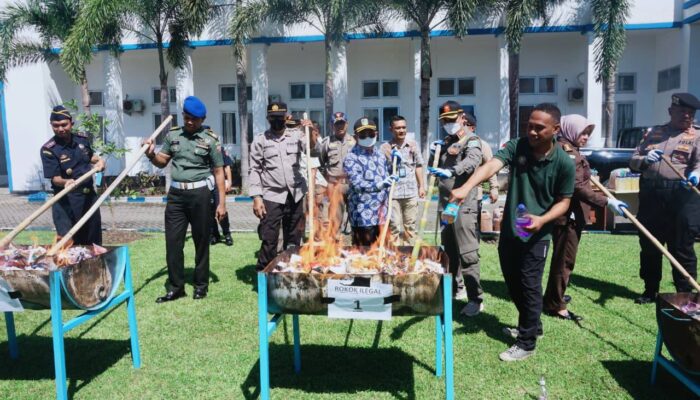 Lombok Barat Bakar Hampir 1 Juta Rokok Ilegal, Asapnya Legal!
