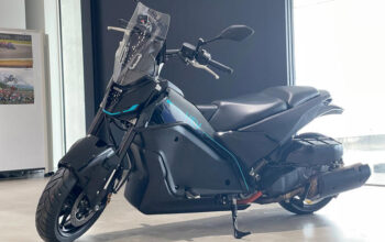 Yamaha XMAX Hybrid Meluncur, Skutik 250cc Makin Irit dan Bertenaga