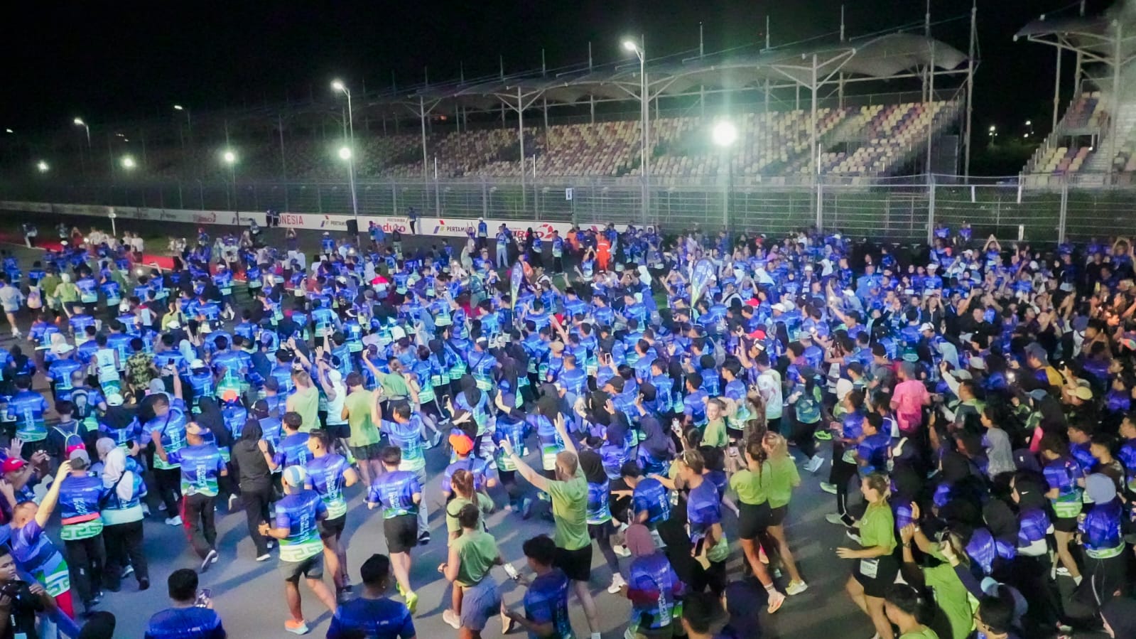 Mandalika Korpri Fun Night Run 2025 Pecahkan Rekor, 7.500 Pelari Ramaikan Sirkuit Internasional Mandalika