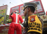 Cara unik dilakukan Satuan Lalu Lintas (Satlantas) Polresta Mataram dalam menyambut perayaan Natal dan Tahun Baru (Nataru) 2026. Alih-alih sekadar memasang ornamen biasa, polisi lalu lintas Kota Mataram menghadirkan sebuah patung robot berbentuk Santa Claus yang dirakit dari knalpot brong hasil razia.