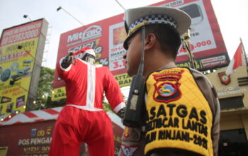 Cara unik dilakukan Satuan Lalu Lintas (Satlantas) Polresta Mataram dalam menyambut perayaan Natal dan Tahun Baru (Nataru) 2026. Alih-alih sekadar memasang ornamen biasa, polisi lalu lintas Kota Mataram menghadirkan sebuah patung robot berbentuk Santa Claus yang dirakit dari knalpot brong hasil razia.