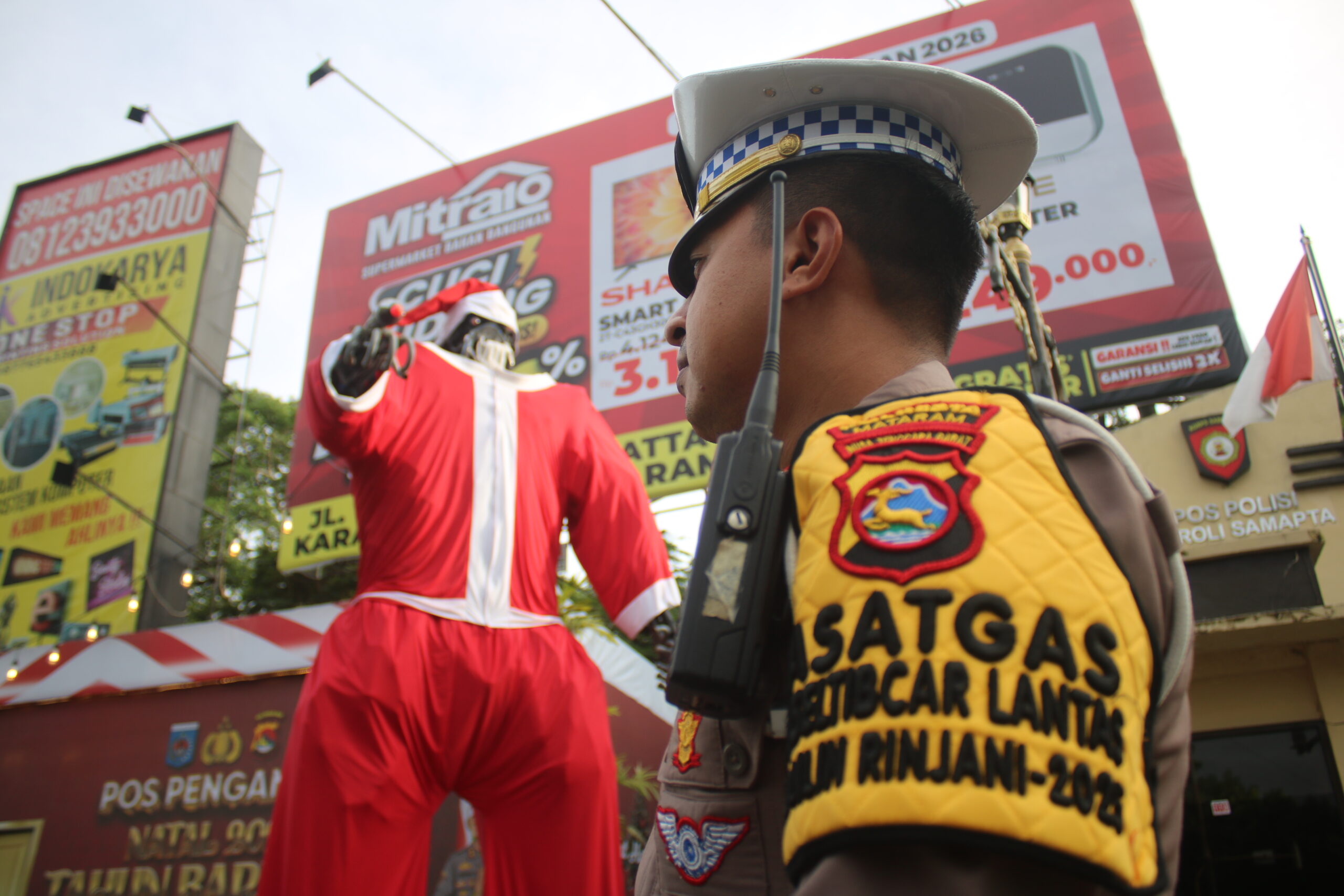 Cara unik dilakukan Satuan Lalu Lintas (Satlantas) Polresta Mataram dalam menyambut perayaan Natal dan Tahun Baru (Nataru) 2026. Alih-alih sekadar memasang ornamen biasa, polisi lalu lintas Kota Mataram menghadirkan sebuah patung robot berbentuk Santa Claus yang dirakit dari knalpot brong hasil razia.