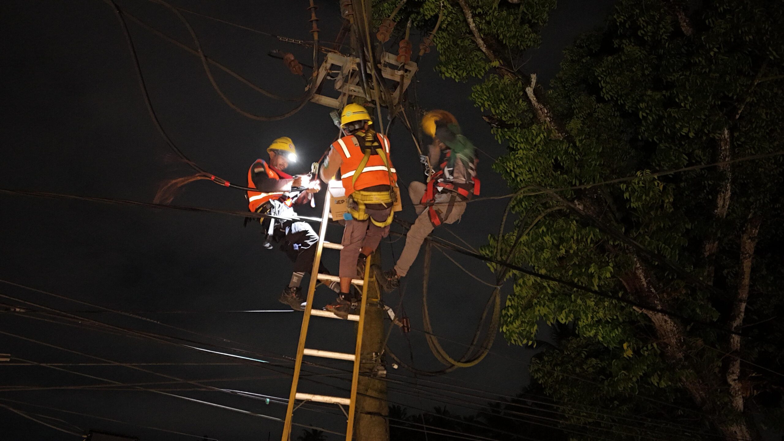 PLN NTB Imbau Warga Waspada Bahaya Listrik Saat Musim Hujan dan Libur Akhir Tahun
