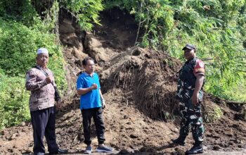 Longsor Hantam Rumah di Gunungsari, Babinsa Gerak Cepat Evakuasi dan Amankan Warga