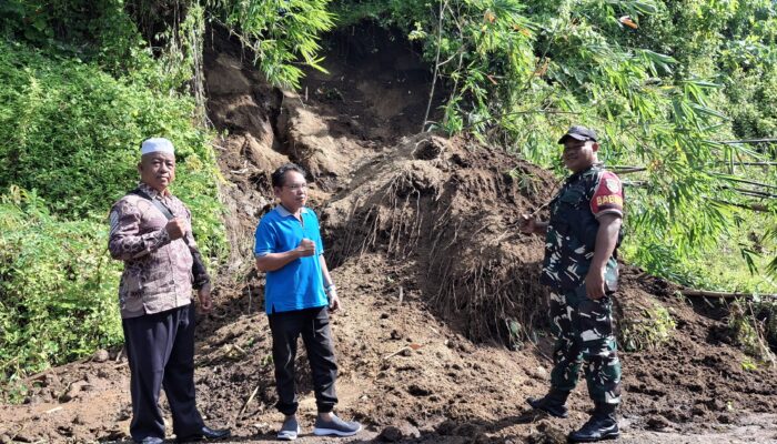 Longsor Hantam Rumah di Gunungsari, Babinsa Gerak Cepat Evakuasi dan Amankan Warga