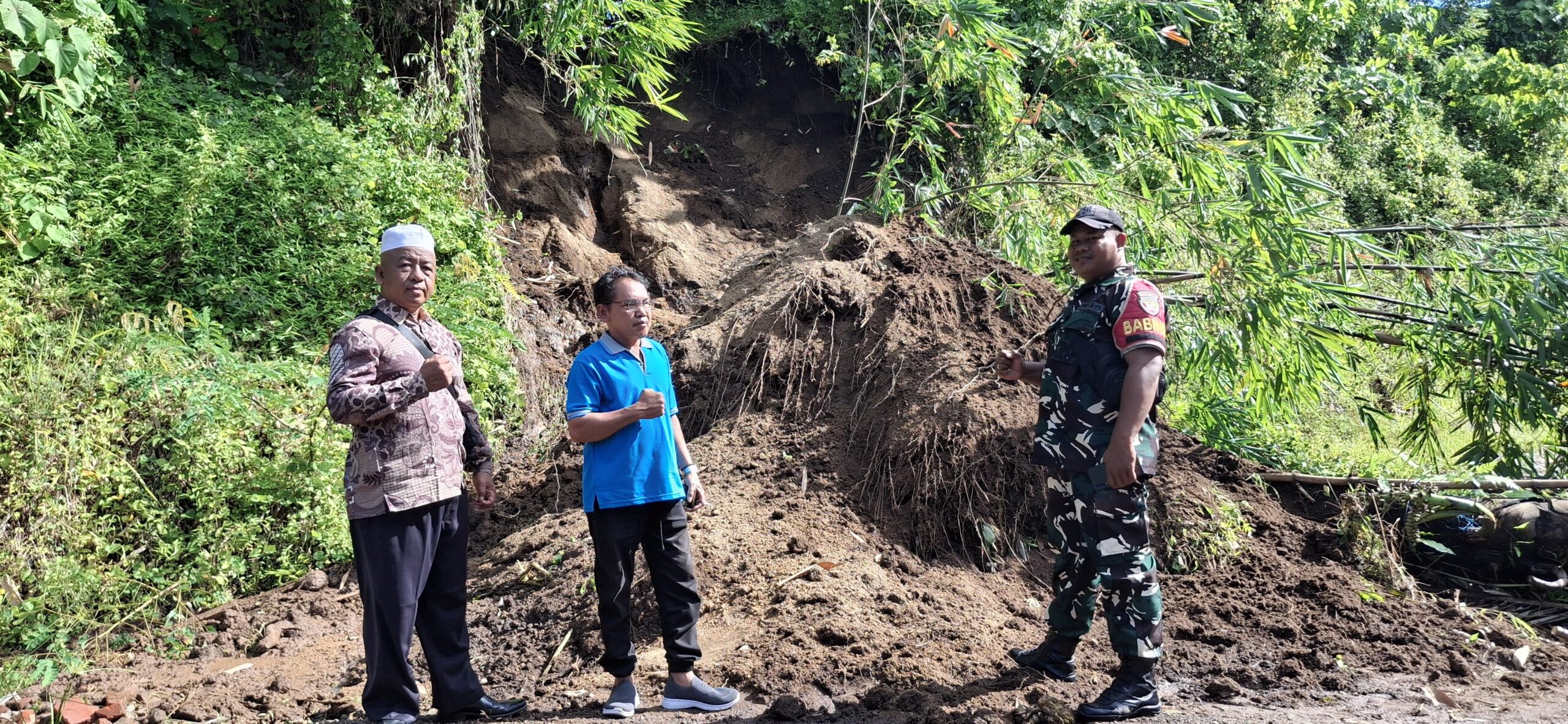 Longsor Hantam Rumah di Gunungsari, Babinsa Gerak Cepat Evakuasi dan Amankan Warga