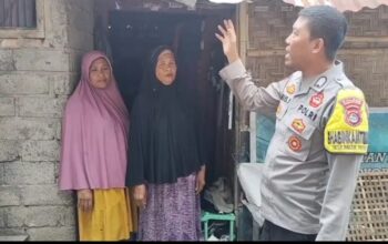 Bhabinkamtibmas Bantu Warga Tinggal di Rumah Bocor dan Berlubang