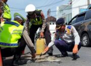 Cegah Kecelakaan Saat Nataru, Satlantas Polresta Mataram Tambal Jalan Berlubang