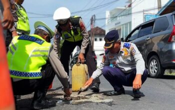 Cegah Kecelakaan Saat Nataru, Satlantas Polresta Mataram Tambal Jalan Berlubang