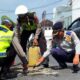 Cegah Kecelakaan Saat Nataru, Satlantas Polresta Mataram Tambal Jalan Berlubang