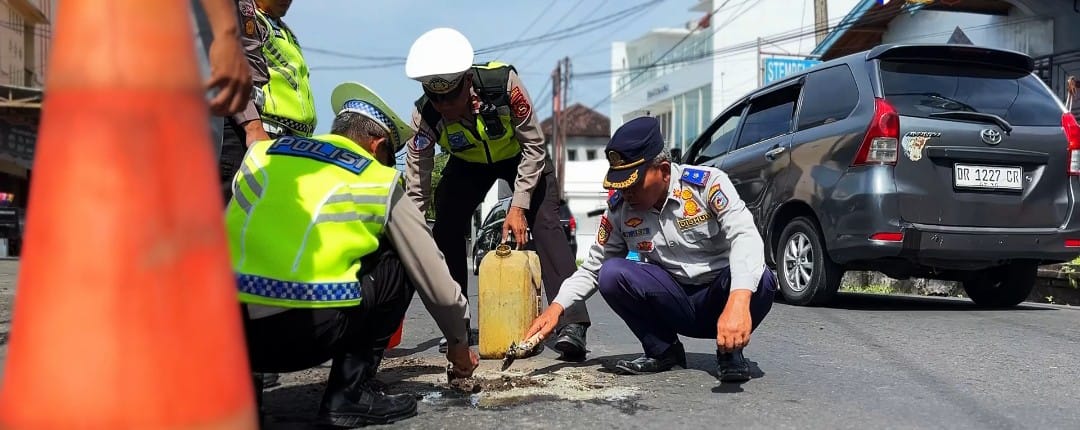 Cegah Kecelakaan Saat Nataru, Satlantas Polresta Mataram Tambal Jalan Berlubang