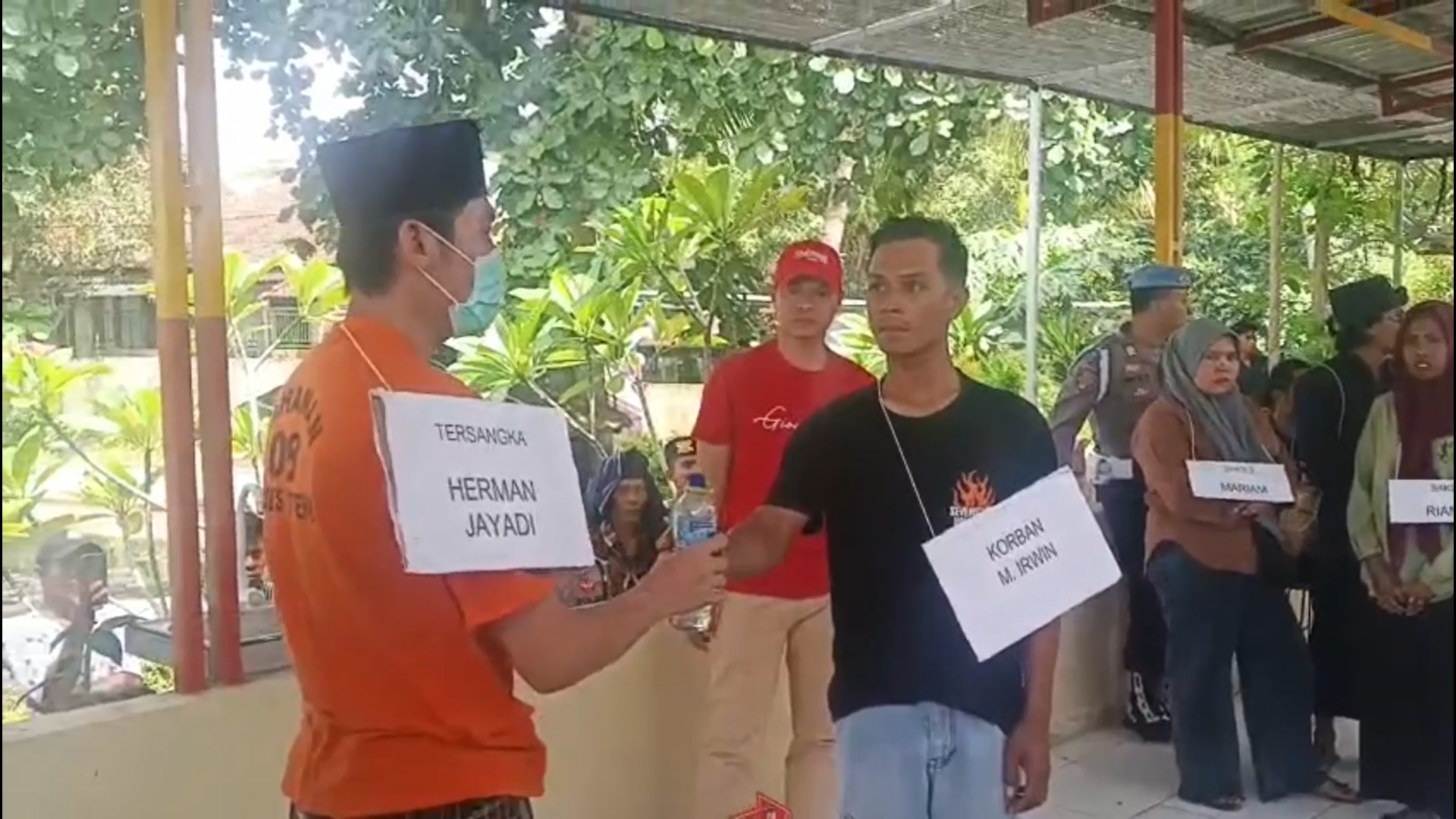 Rekonstruksi Pembunuhan Irwin Ricuh, Keluarga Histeris di Polres Loteng