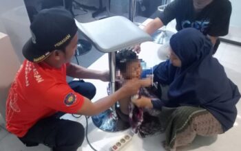 Detik-detik Penyelamatan Balita Terjebak Kursi Besi di Lombok Barat