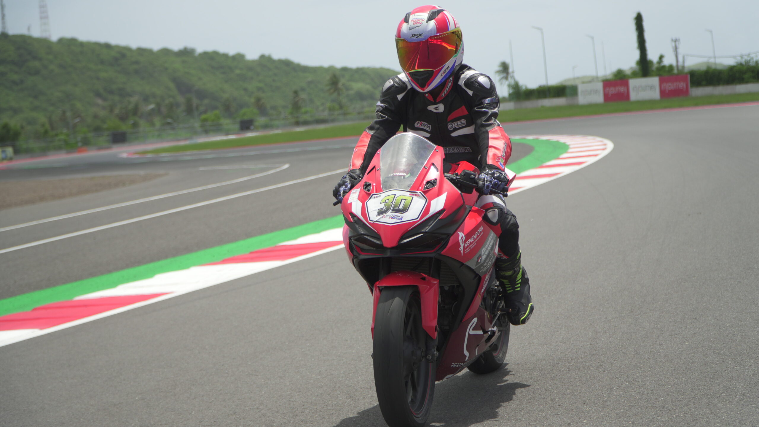 Viral! Pengunjung Bisa Jajal Sirkuit Mandalika Pakai Honda CBR, Ini Tarifnya