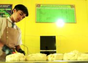 MBG Jadi Mesin Ekonomi Baru, SMK Pariwisata Aik Bual Produksi 1.000 Roti per Hari