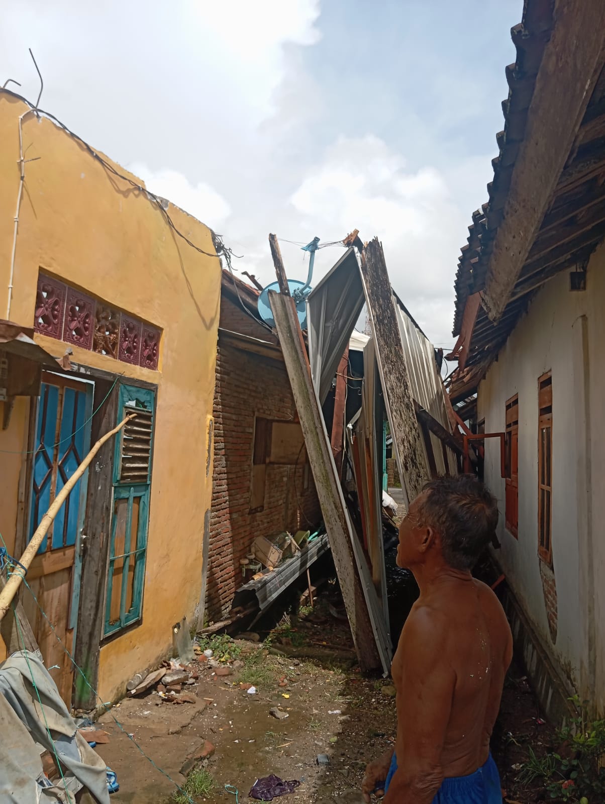 Angin Puting Beliung Terjang Mataram Subuh, Atap Rusunawa Rusak dan Warga Mengungsi