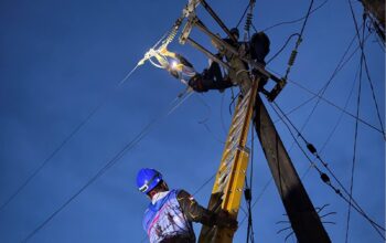 Tiang Listrik Hanyut Diterjang Banjir, PLN NTB Bergerak Cepat Pulihkan Listrik Pelangan